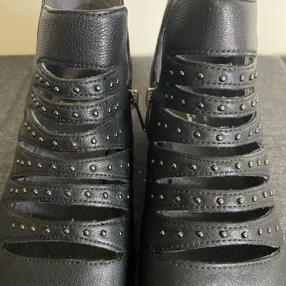 Seychelles Black Leather Cutout Stud Detail Casual Work Ankle Boot-Sz-10 - Picture 6 of 16